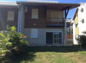 À vendre  une maison T5 mitoyenne avec jardin à La Montagne Saint-Denis Réunion