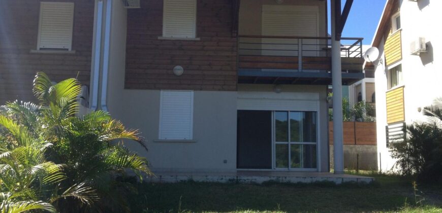 À vendre  une maison T5 mitoyenne avec jardin à La Montagne Saint-Denis Réunion
