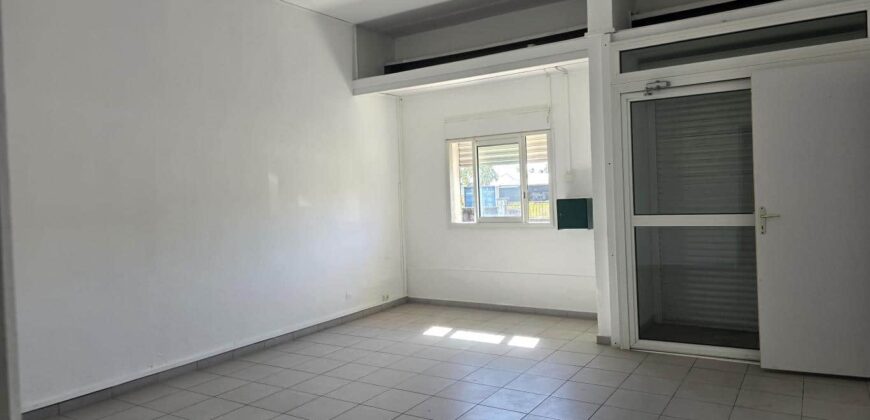 À louer un local commercial de 85m2 situé dans le secteur petit bazar à Saint André Réunion