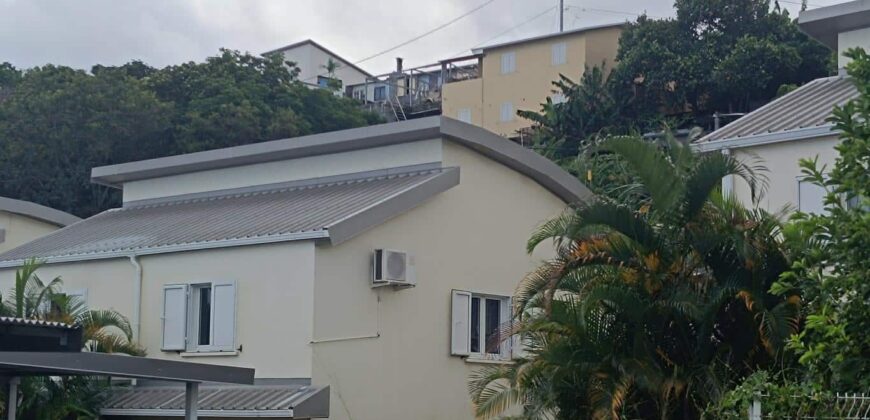 En vente villa en duplex de 88.50 m2 sur un terrain de 140 m2 située dans un quartier calme de La Ravine des Cabris Réunion