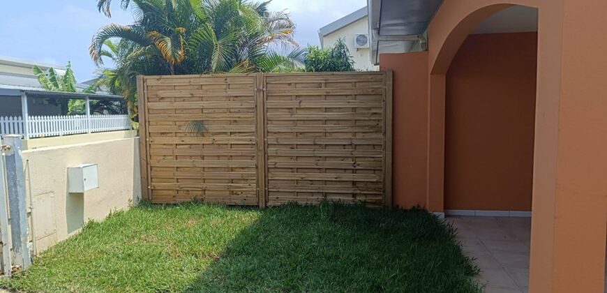 En vente villa en duplex de 88.50 m2 sur un terrain de 140 m2 située dans un quartier calme de La Ravine des Cabris Réunion
