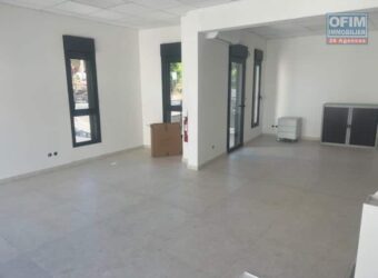 À louer professionnel neuf situé au centre-ville de L’Étang-Salé-les-Hauts à La Réunion