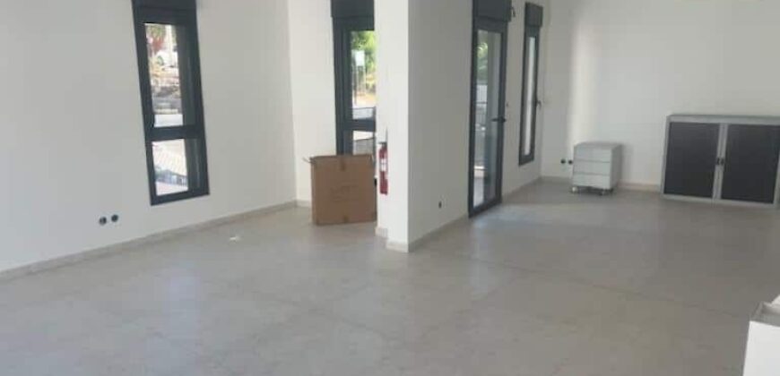 À louer professionnel neuf situé au centre-ville de L’Étang-Salé-les-Hauts à La Réunion