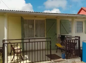 À vendre une case bourbon bois de 80 m2 à rénover située dans la campagne du Tampon Réunion