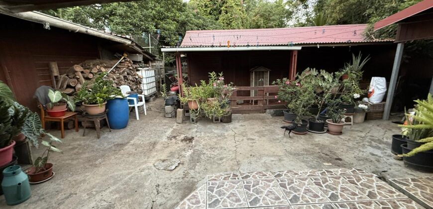 À. vendre un terrain de 598 m2 idéalement situé en hypercentre de Saint-Pierre en zone UD Réunion