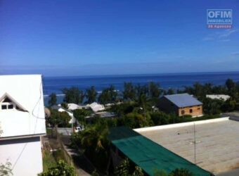 À louer une maison F4 de 81m2 offrant vue imprenable sur mer à Saint Leu