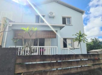 À louer une lumineuse maison F4 de 72m2 avec jardin clôturé dans un environnement calme à Sainte-Suzanne Réunion