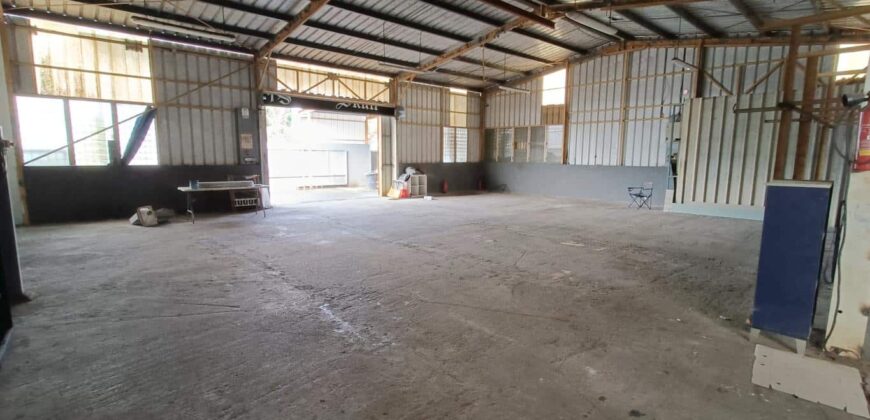 À louer grand local commercial de 260 m² idéalement situé au rond-point des Métiers à Quartier Français Sainte Suzanne Réunion