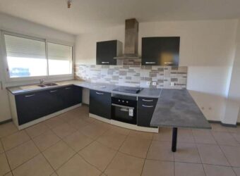 À vendre agréable appartement T2 situé au sein d’une petite résidence sécurisée avec piscine at Tampon, Réunion