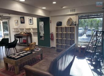 À vendre un local commercial de 71m2 avec parking en plein centre de Saint Leu Réunion