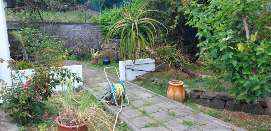 À louer une villa meublée de 110m2 avec jardin arboré aux Avirons Réunion