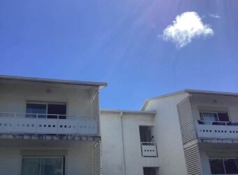 À louer un lumineux appartement F4 meublé offrant vue mer et montagne à Sainte Marie Réunion