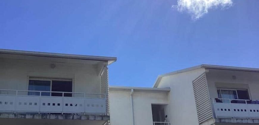 À louer un lumineux appartement F4 meublé offrant vue mer et montagne à Sainte Marie Réunion