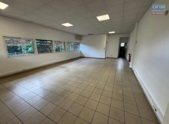À louer un ensemble de quatre locaux professionnels de 70 m2 chacun situés au Tampon Réunion