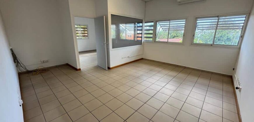 À louer un ensemble de quatre locaux professionnels de 70 m2 chacun situés au Tampon Réunion