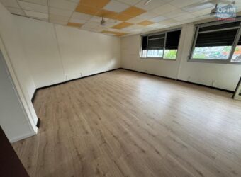 À louer Le Tampon Réunion local professionnel ou commercial rénové 66 m² idéal activité pro