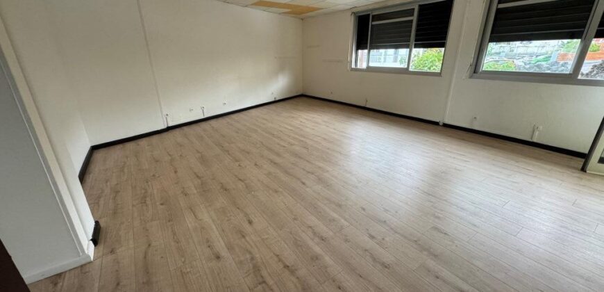 À louer Le Tampon Réunion local professionnel ou commercial rénové 66 m² idéal activité pro