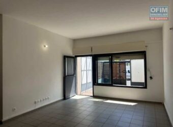 À louer un beau T2 de 53 m2 situé en plein centre de Saint Louis Réunion