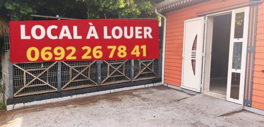 À louer local commercial de 32 m2 situé sur la RN3 au Tampon Réunion