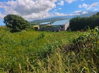 À vendre un terrain constructible de 501m2 offrant vue montagne à La Rivière Saint Louis Réunion