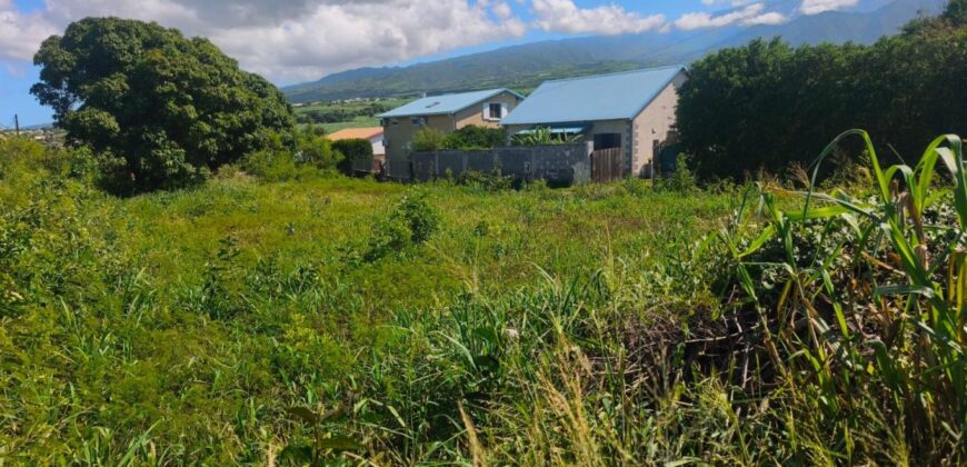 À vendre un terrain constructible de 501m2 offrant vue montagne à La Rivière Saint Louis Réunion
