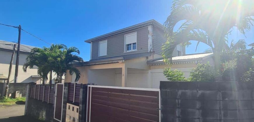 À louer une villa F4 de 80m2 avec jardin clôturé dans un lotissement résidentiel à Bras des Chevrettes, Saint-André Réunion