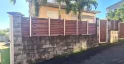 À louer une villa F4 de 80m2 avec jardin clôturé dans un lotissement résidentiel à Bras des Chevrettes, Saint-André Réunion