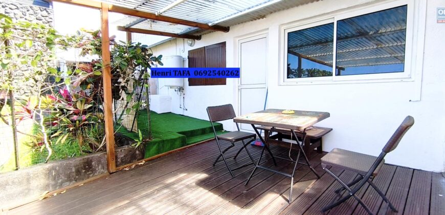 À vendre un ensemble immobilier composé de deux T3 et un T2 sur un terrain de 1313 m2 situé à Vincendo Réunion