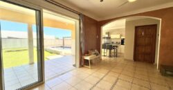 En vente une agréable villa récente de 95m2 avec piscine et garage à Sainte Anne Réunion