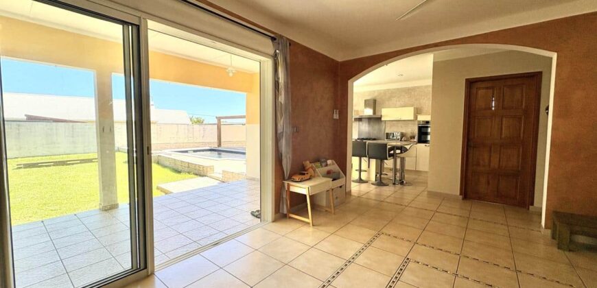 En vente une agréable villa récente de 95m2 avec piscine et garage à Sainte Anne Réunion