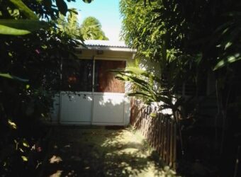 À vendre villa Bourbon bois sur un terrain de 200 m2 clôturé située à Saint Pierre Réunion