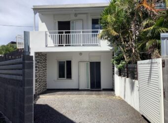 Louez cette agréable villa T4 de 81.04 m2 répartie sur deux niveau située à Saint Pierre Réunion