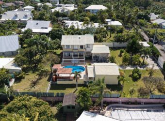 À vendre une belle villa T5/6 avec piscine et garages sur un terrain de 1515m2 située en hyper centre d’Étang Salé Les Hauts Réunion