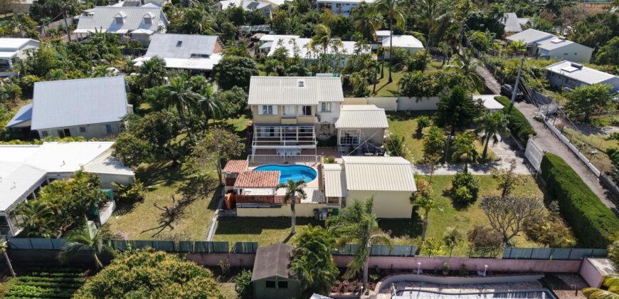 À vendre une belle villa T5/6 avec piscine et garages sur un terrain de 1515m2 située en hyper centre d’Étang Salé Les Hauts Réunion