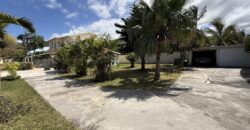 À vendre une belle villa T5/6 avec piscine et garages sur un terrain de 1515m2 située en hyper centre d’Étang Salé Les Hauts Réunion