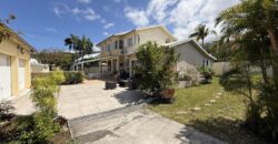 À vendre une belle villa T5/6 avec piscine et garages sur un terrain de 1515m2 située en hyper centre d’Étang Salé Les Hauts Réunion