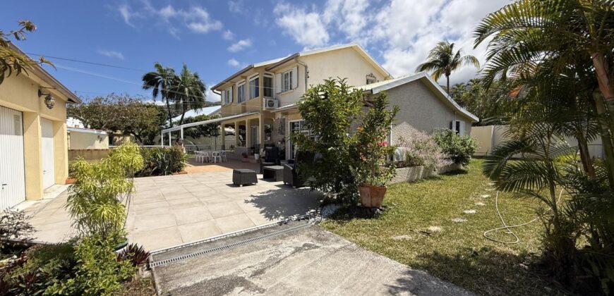 À vendre une belle villa T5/6 avec piscine et garages sur un terrain de 1515m2 située en hyper centre d’Étang Salé Les Hauts Réunion