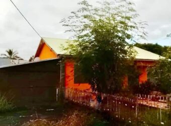 En vente villa T4 d’environ 90 m2 en dur sous tôle à rénover située à 8 minutes de Saint Pierre Réunion