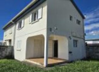 À louer villa jumelée F4 en R+1 de 110 m² située proche centre-ville à Saint-André Réunion