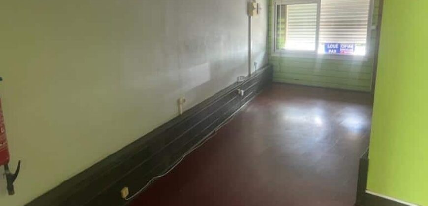 À louer petit local commercial de 22 m2 situé en centre-ville de l’Étang-Salé les Hauts Réunion