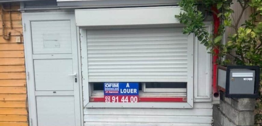 À louer petit local commercial de 22 m2 situé en centre-ville de l’Étang-Salé les Hauts Réunion