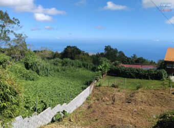 À vendre un terrain constructible offrant vue sur mer et montagne à Saint Paul Réunion