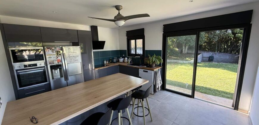 À vendre une charmante villa neuve T5 avec piscine située dans le quartier calme de Montvert Les Bas Réunion