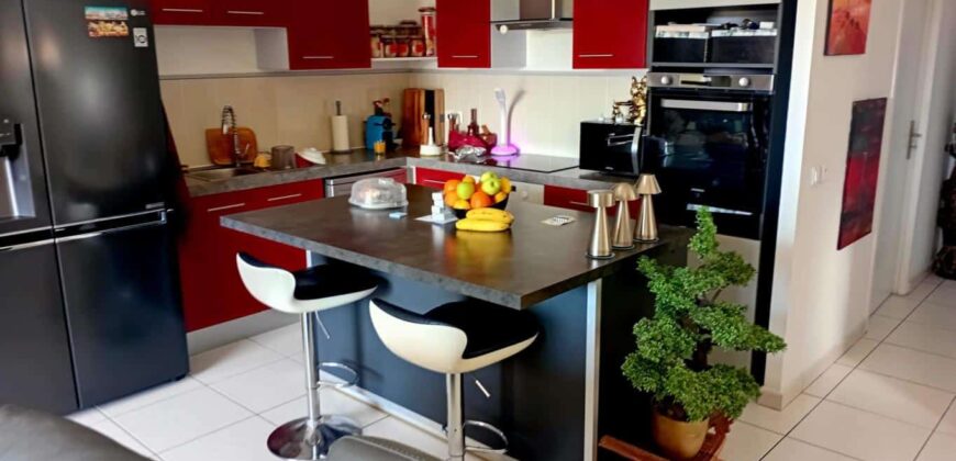 À vendre un appartement T4 duplex de standing de 120 m2 situé à 10 minutes de Saint Pierre Réunion