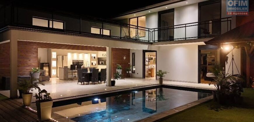 En vente villa contemporaine d’exception avec piscine balinaise et vue panoramique sur l’océan à Saint-Paul Réunion