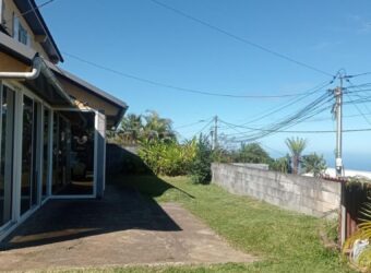 À louer une villa T6 de 146.42 m2 avec garage située dans les hauts des Avirons Réunion