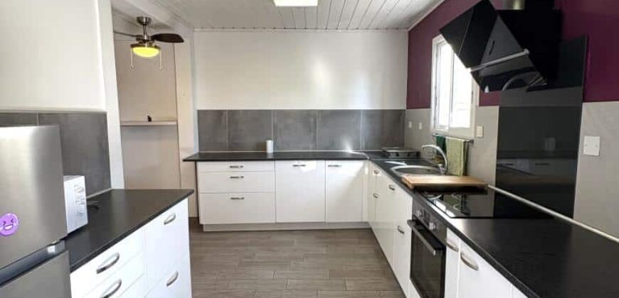 À louer une charmante villa meublée de 93m2 entièrement rénovée à Saint Benoit Réunion