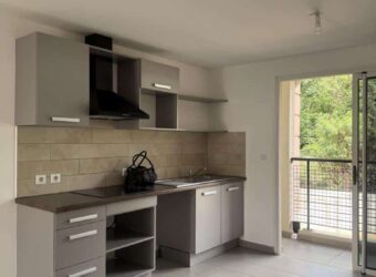 Location d’un lumineux appartement de 71.55m2 proche des commerces et écoles à Sainte Clotilde Réunion