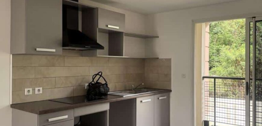 Location d’un lumineux appartement de 71.55m2 proche des commerces et écoles à Sainte Clotilde Réunion