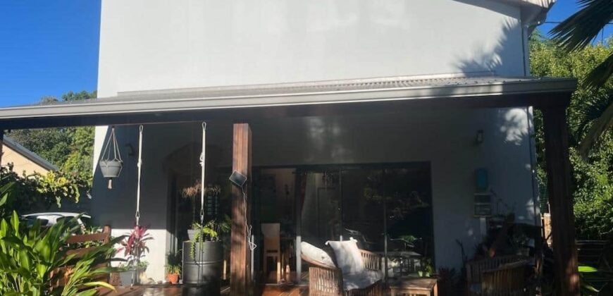 À vendre une villa T5 en duplex avec piscine située dans un environnement calme à Petite île Réunion